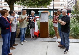 Desde la izquierda, la alcaldesa de Gijón, Carmen Moriyón, el director de EL COMERCIO, Ángel M. González, y la familia de José Antonio Rodríguez Canal junto a la nueva placa descubierta en los jardines.