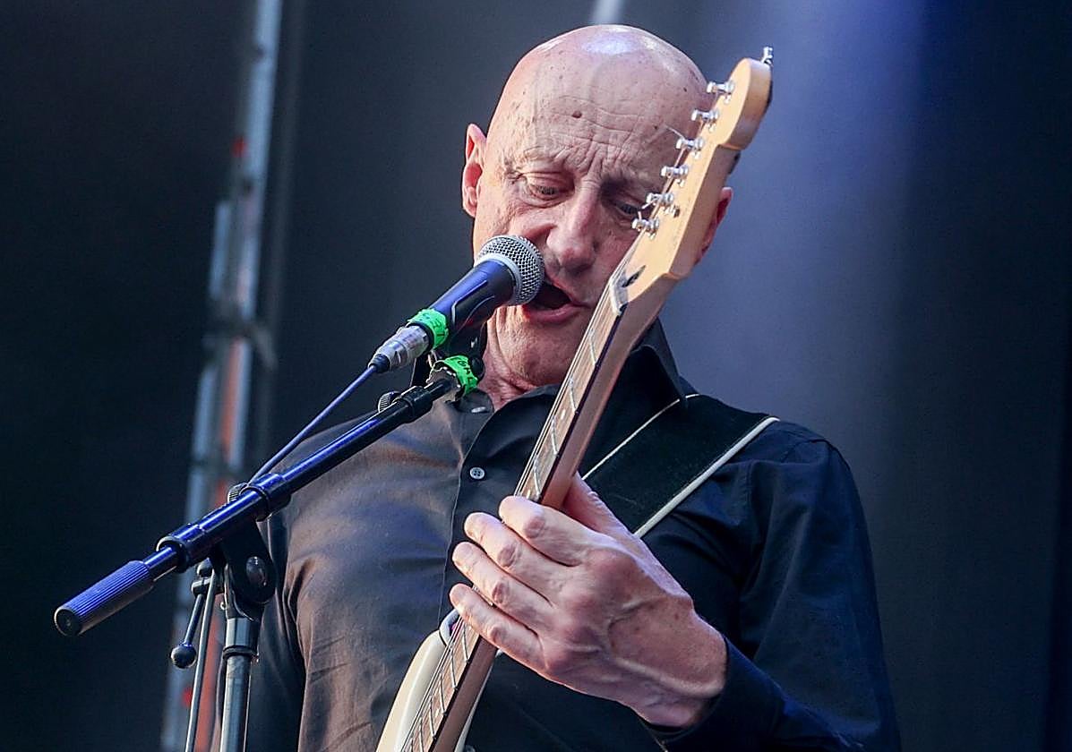 Jorge Martínez, de Ilegales, en pleno concierto.