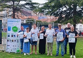 Presentación de Luanconatur con representantes del Ayuntamiento de Gozón y de la Agrupación Fotográfica Cabo Peñas