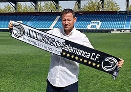 Mario Simón posa con la bufanda de Unionistas de Salamanca.