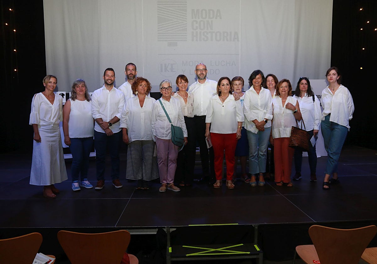 Vistiendo camisas blancas, las trabajadoras de la fábrica acudieron a la presentación del programa en el Antiguo Instituto.