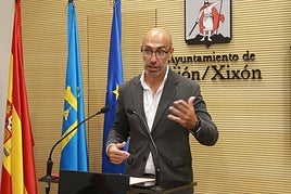 El concejal no adscrito y presidente de Divertia, Oliver Suárez, este viernes, en la sala de prensa del Ayuntamiento de Gijón.
