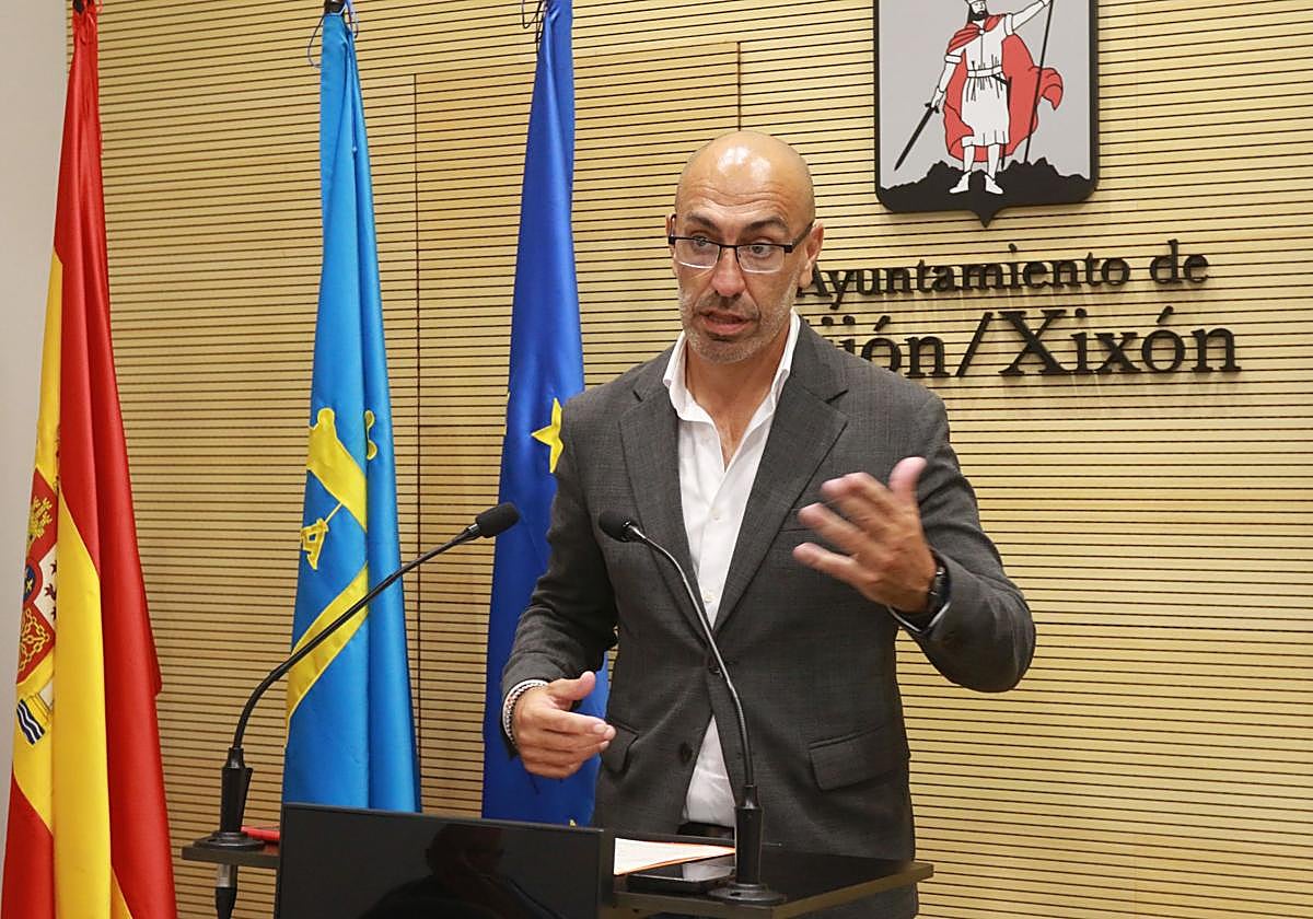 El concejal no adscrito y presidente de Divertia, Oliver Suárez, este viernes, en la sala de prensa del Ayuntamiento de Gijón.