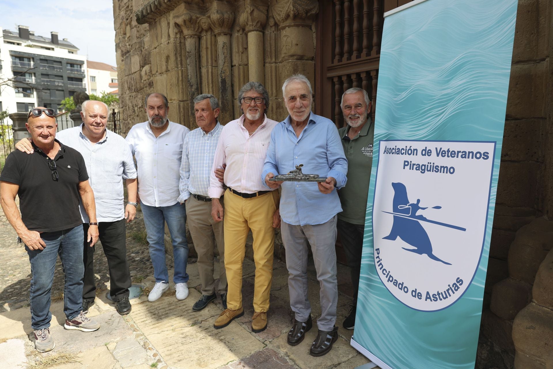 José Seguín recibe su premio junto a excompañeros y amigos en la iglesia vieja de Sabugo, en Avilés.