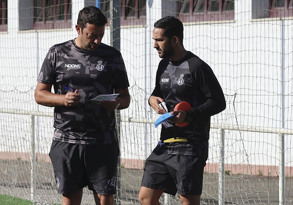 Dani Vidal charla con su segundo entrenador, José Luis Deus, en La Toba.