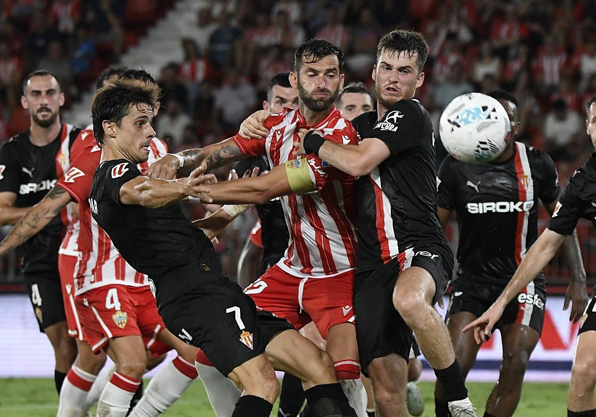 Gaspar intenta achicar el peligro ante Leo Baptistao, en disputa con Guille Rosas, protagonista del partido por su controvertida expulsión.