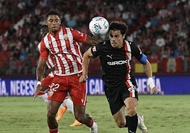 Gaspar se lleva un balón de cabeza ante la vigilancia de un rival.