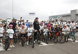 Chechu Rubiera apadrinó el inicio de la Fiesta de la Bicicleta y realizó una parte del itinerario con los participantes.