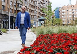 Rodrigo Pintueles pasea por los Jardines del Periodista José Antonio Rodríguez Canal, una de las zonas de la ciudad donde se han ampliado los espacios verdes.