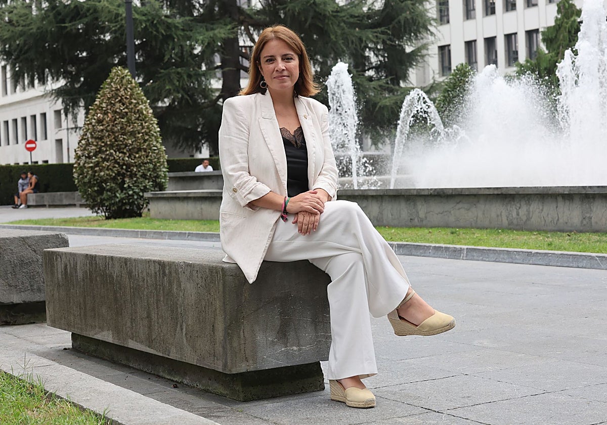 Adriana Lastra, sentada en uno de los bancos de los jardines de la Plaza de España, en Oviedo, donde está la sede de la Delegación del Gobierno en Asturias.