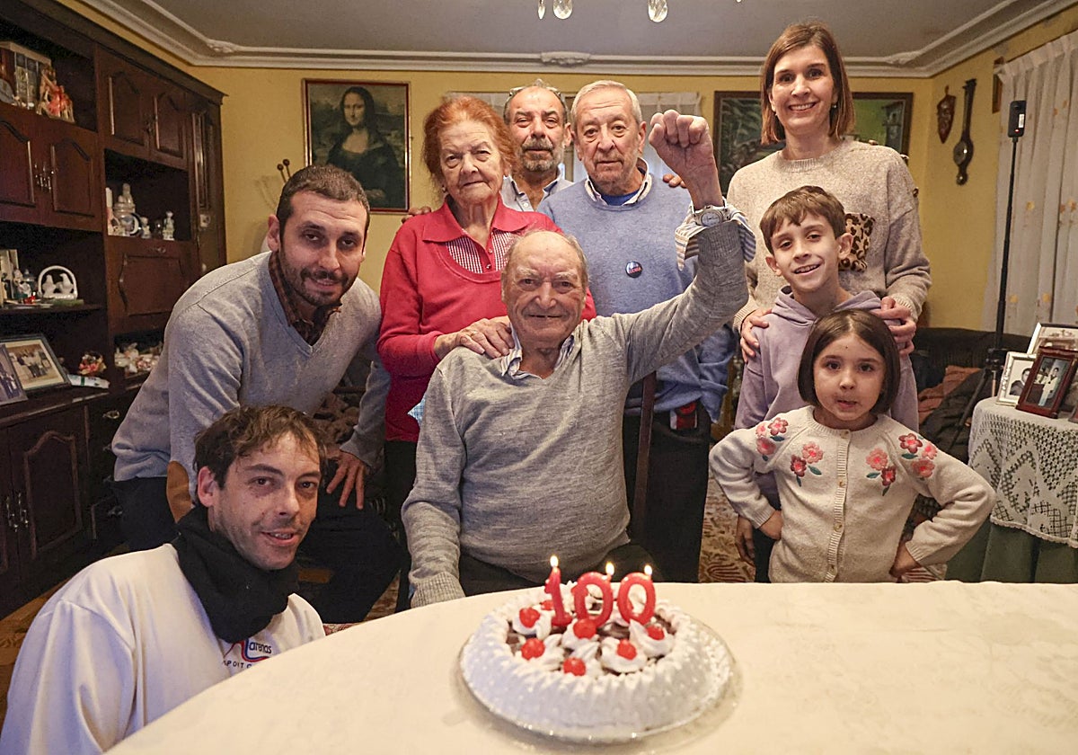 Aquilino Vega, rodeado de su familia en su último cumpleaños.