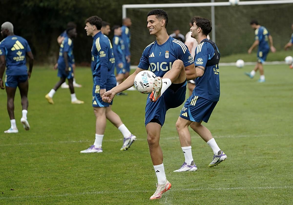 Entrenamiento del Real Oviedo en la víspera del encuentro con el Elche en el Martínez Valero.