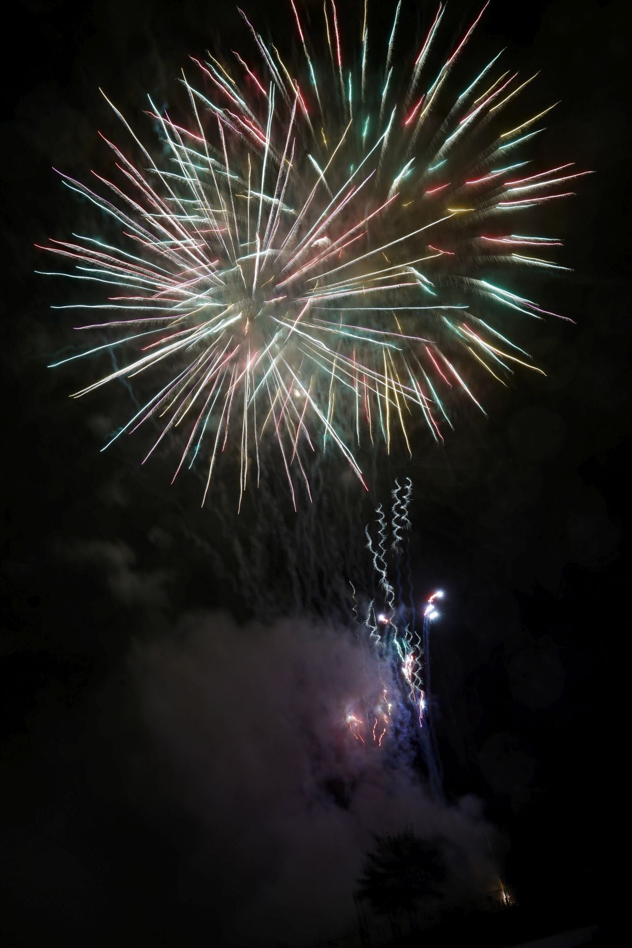 Oviedo estalla en su gran noche de fuegos artificiales