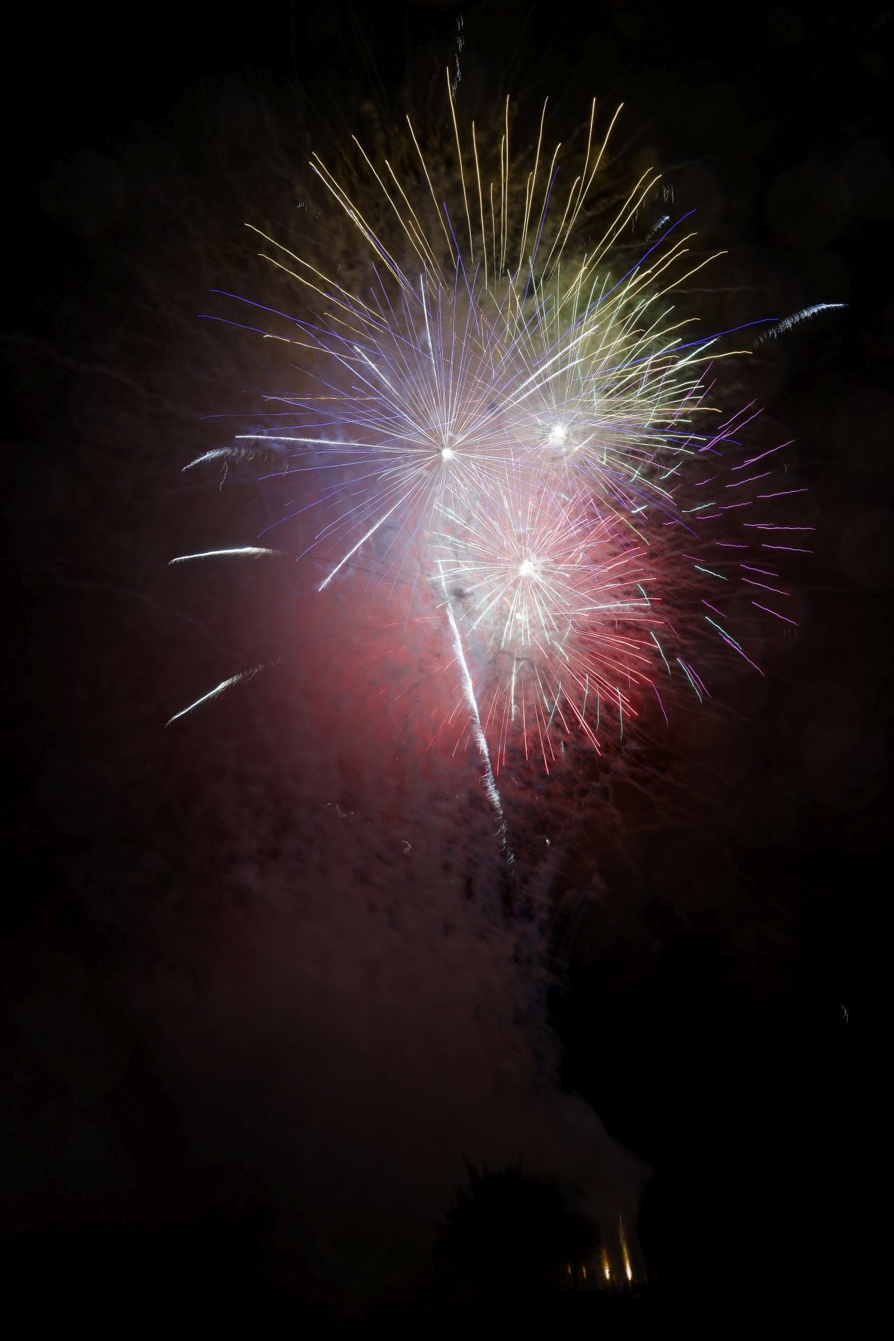 Oviedo estalla en su gran noche de fuegos artificiales
