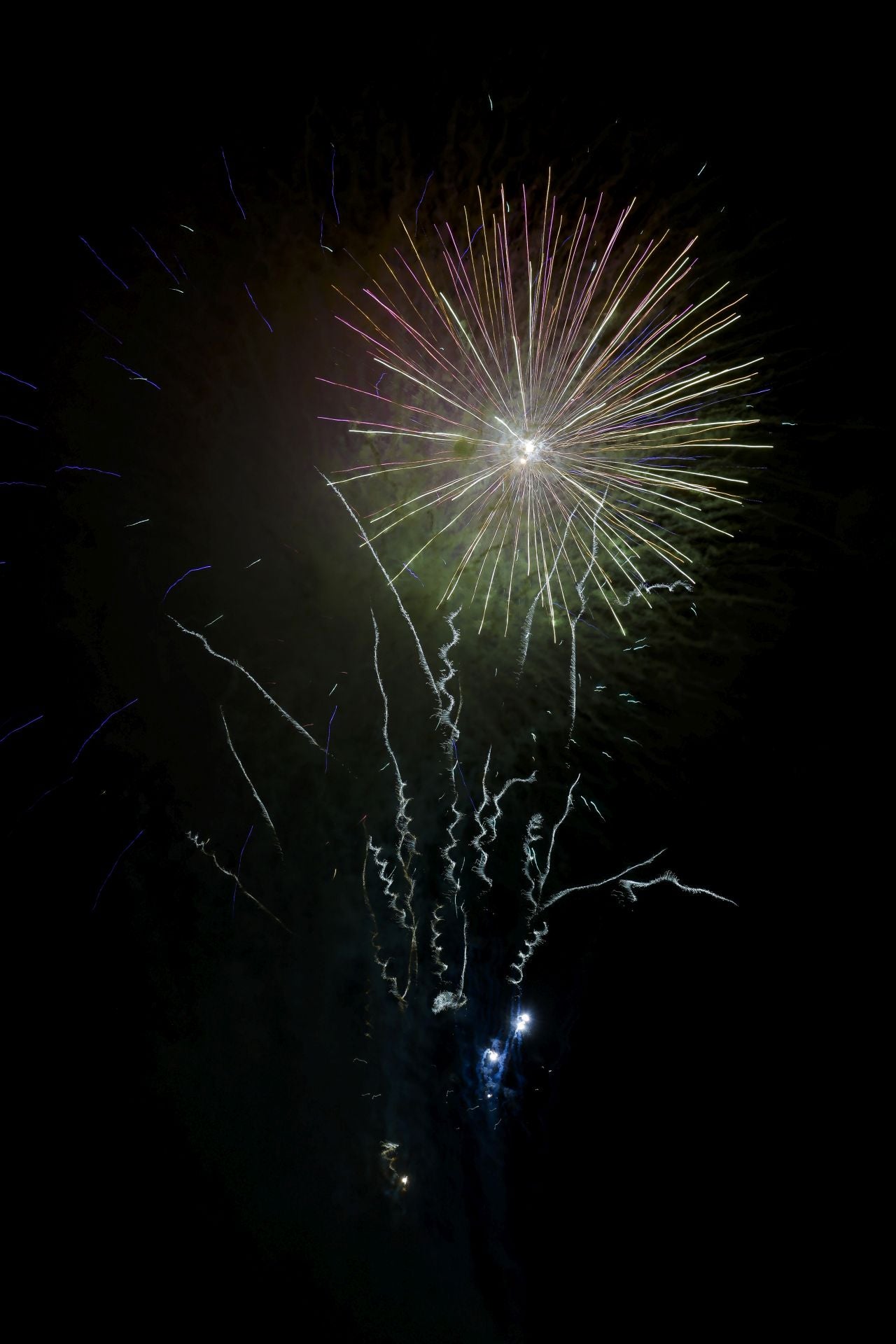 Oviedo estalla en su gran noche de fuegos artificiales