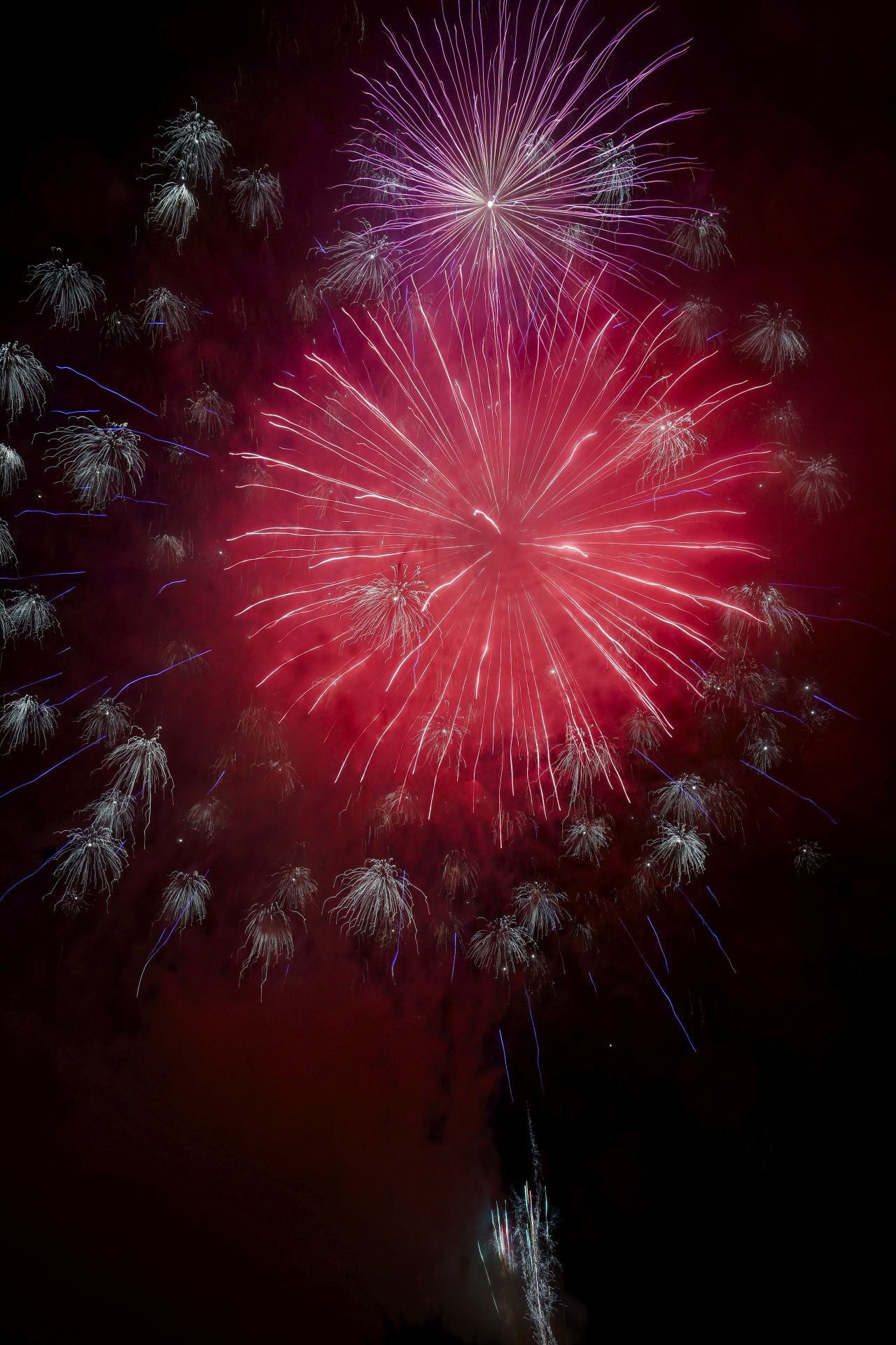 Oviedo estalla en su gran noche de fuegos artificiales