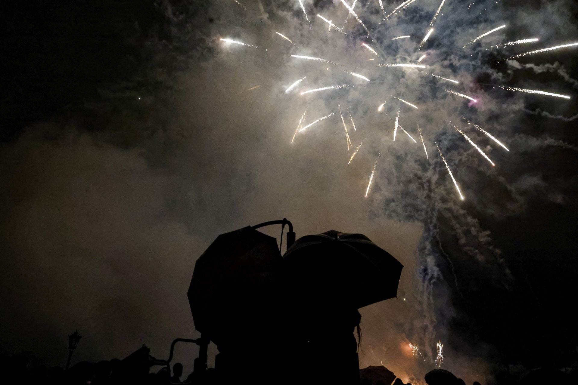 Oviedo estalla en su gran noche de fuegos artificiales