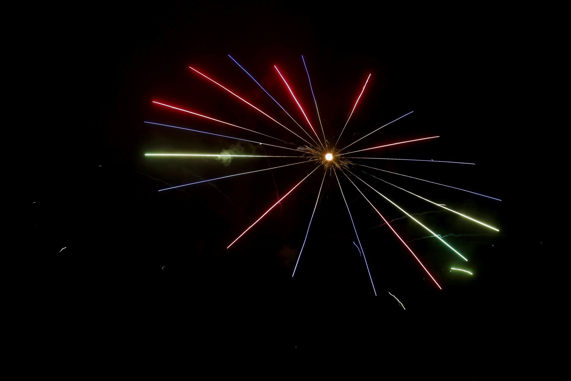 Oviedo estalla en su gran noche de fuegos artificiales