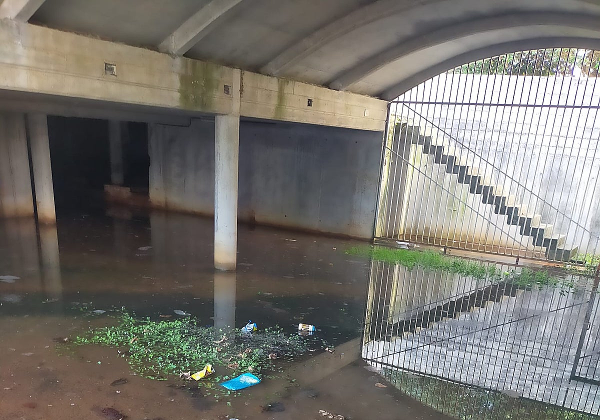 La entrada a los garajes del nuevo barrio de El Pilar, en el distrito langreano de Lada, llena de agua
