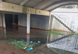 La entrada a los garajes del nuevo barrio de El Pilar, en el distrito langreano de Lada, llena de agua