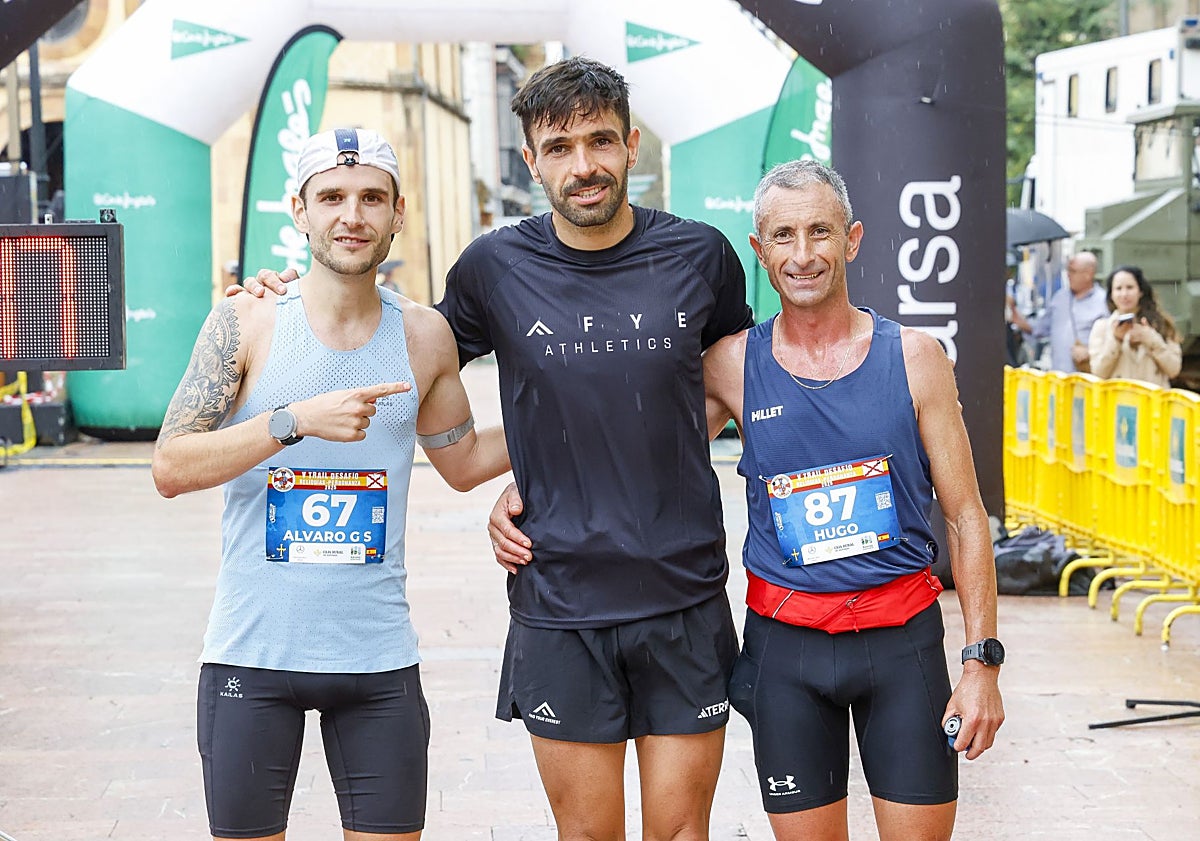 Imagen principal - Ganadores de la carrera competitiva y un momento de la llegada de los caminantes.