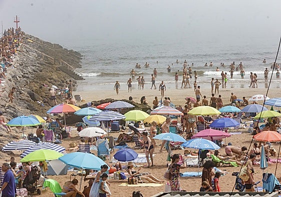 Amplia asistencia en la playa de Palmera, Candás.