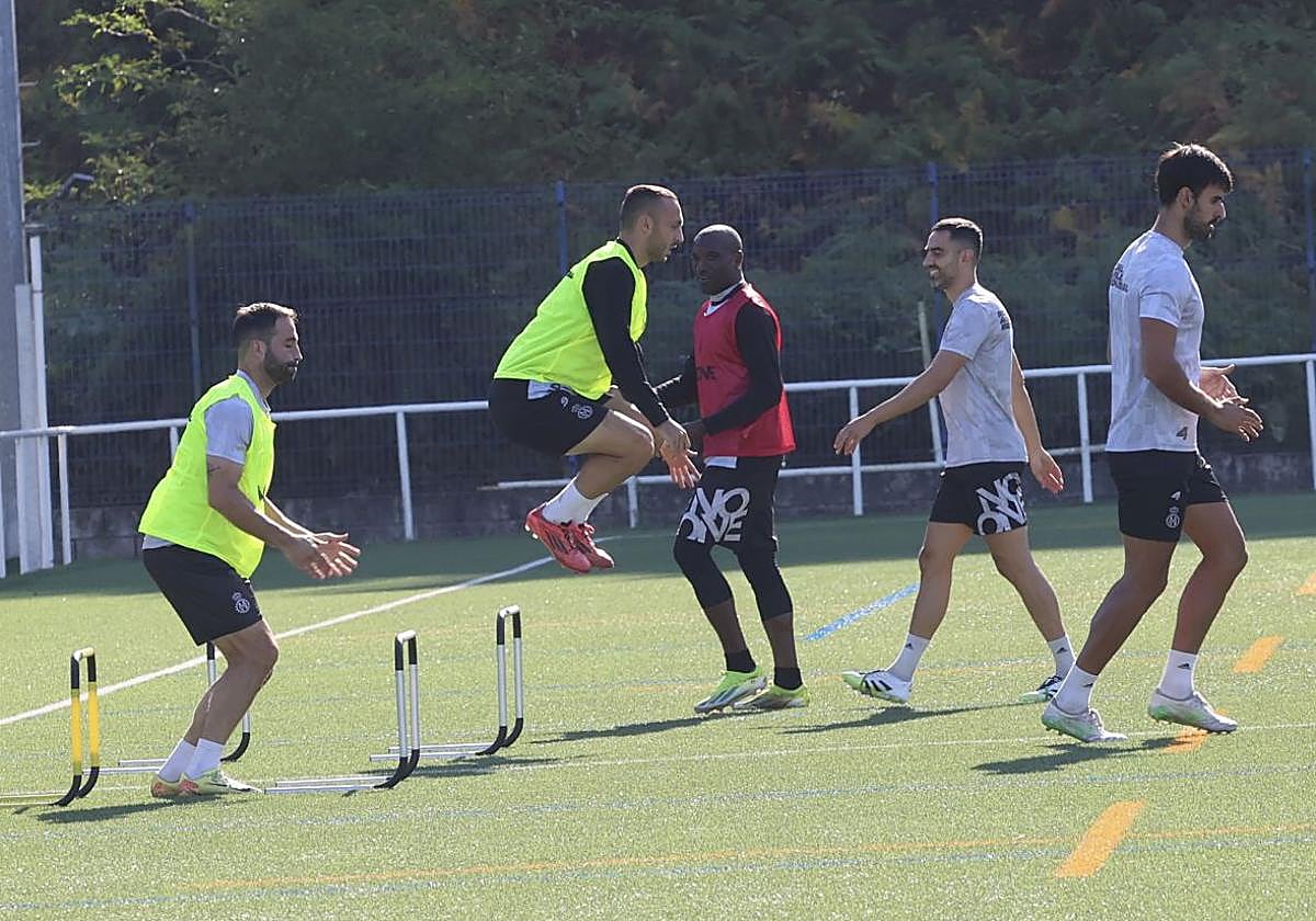 Varios jugadores del Real Avilés realizan ejercicios durante un entrenamiento de la semana, con el recuperado Julio a la derecha.