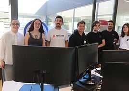 Por la izquierda, Lucía López, María García, Guillermo Vigil, Roberto Junquera, Gonzalo Suárez, Wenceslao Martínez y Darío Gutiérrez, en la sede de la empresa, el espacio coworking del edificio Impulsa del Parque Científico Tecnológico de Gijón.