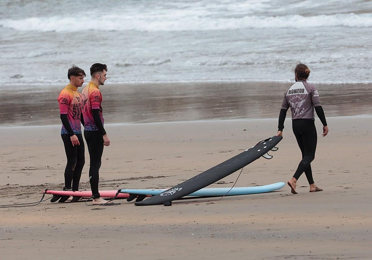 Preparativos para iniciar una clase de surf en Salinas.