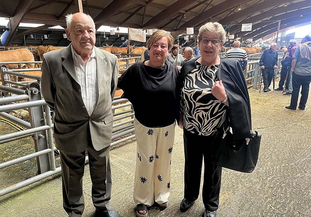 Los agrosierenses del año Alfonso García y Leontina Vigil, con la edil de Mercados de Siero, Ana Nosti (centro).