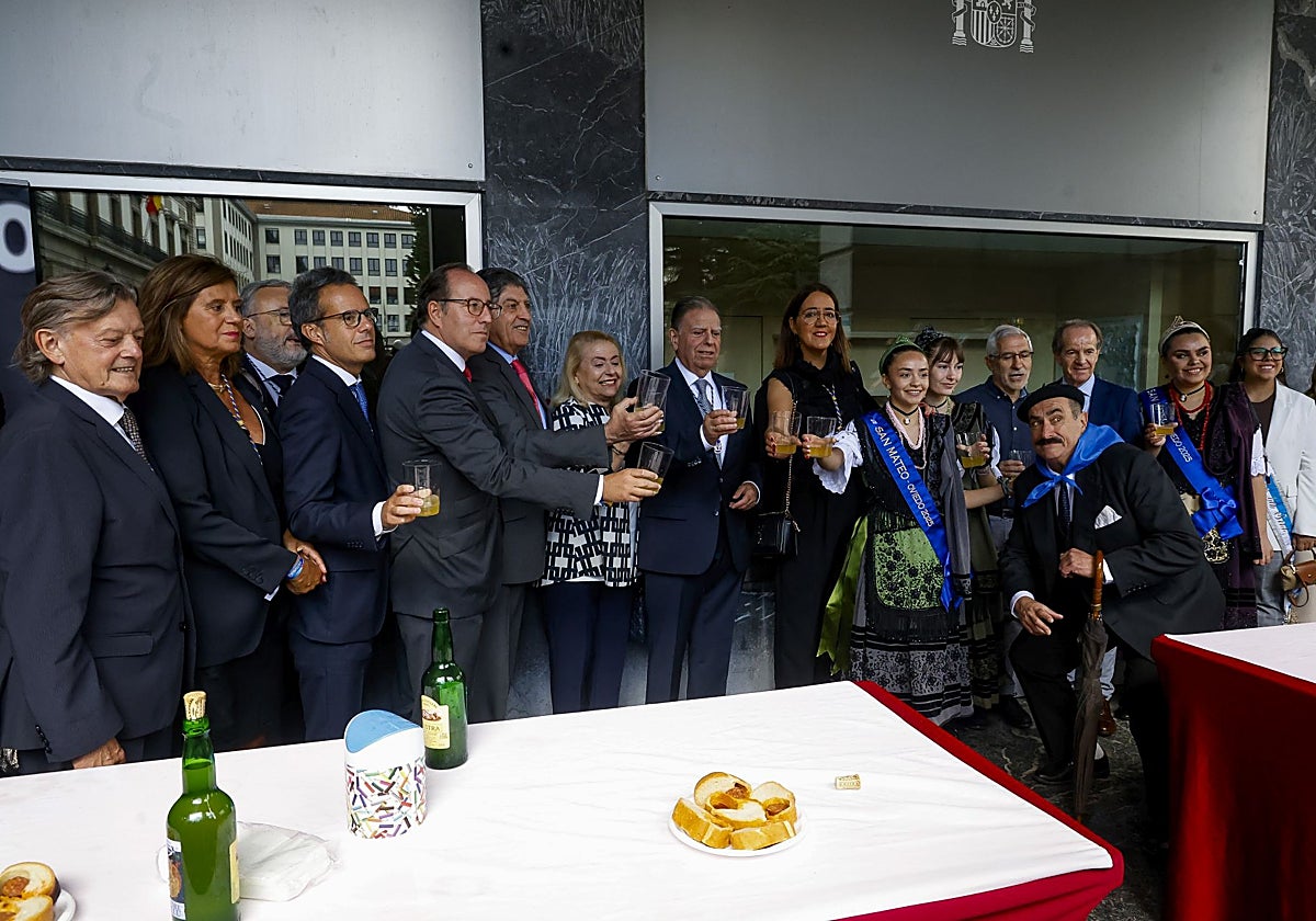 la Corporación municipal junto al presidente de la SOF (sexto por la izquierda), Mateín y las reinas de las fiestas, en la plaza de España.