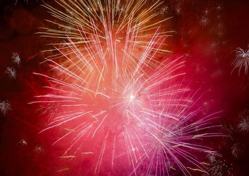 Los fuegos artificiales de Oviedo vencen a la lluvia