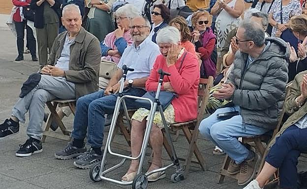 En primera fila, Beatriz Ángeles Cuesta Andrés, única 'niña de la guerra' que asistió este domingo al acto de recuerdo en El Arbeyal.