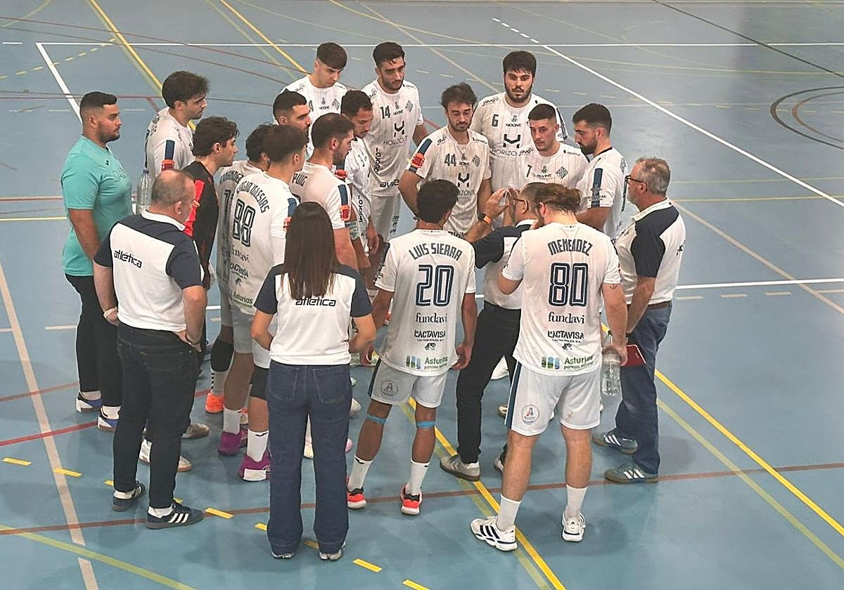 Jugadores y técnicos del Horizonte Atlética, durante un tiempo muerto.