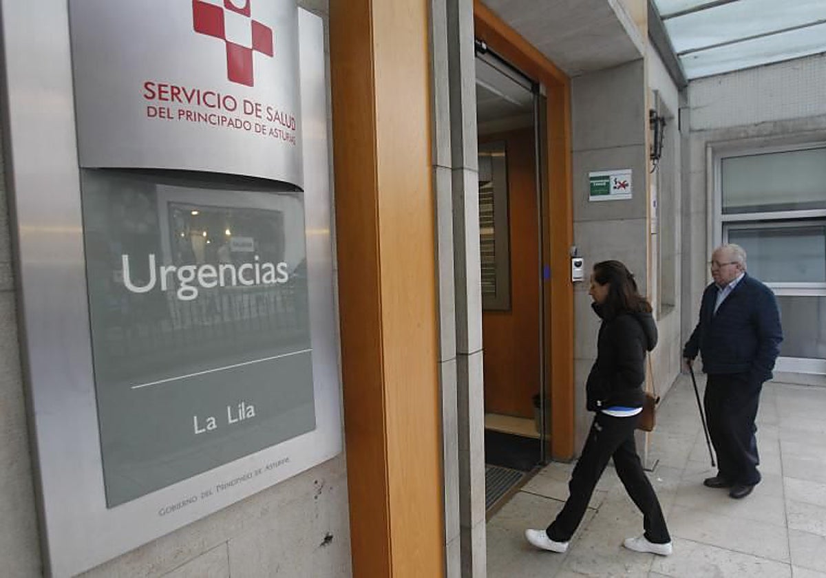 Pacientes accediendo al servicio de urgencias del centro de salud de La Lila, en Oviedo.