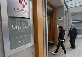Pacientes accediendo al servicio de urgencias del centro de salud de La Lila, en Oviedo.