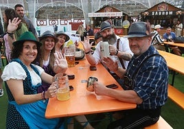 Un grupo de amigos, vestidos con el traje típico alemán, disfrutan del Oktoberfest en su último día.