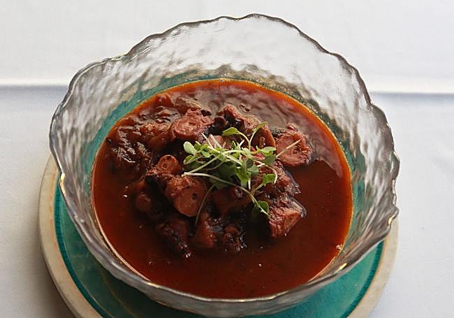 Guiso de pulpín de pedrero encebollado con parmentier de patata, de Los Caracoles de Viavélez.