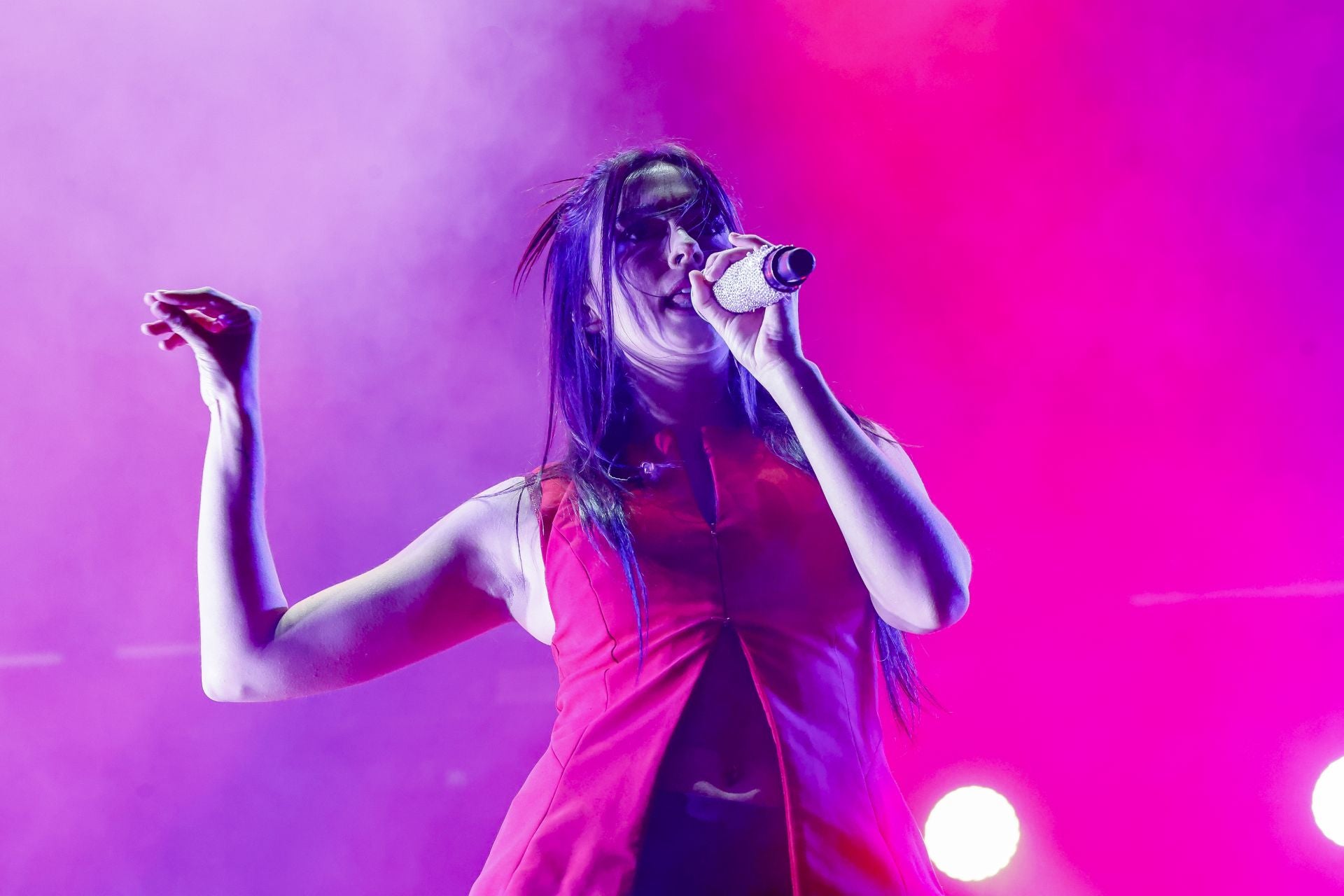 Lennis, Vicco, Chiara y Chanel cierran los conciertos de San Mateo con mucho ritmo latino