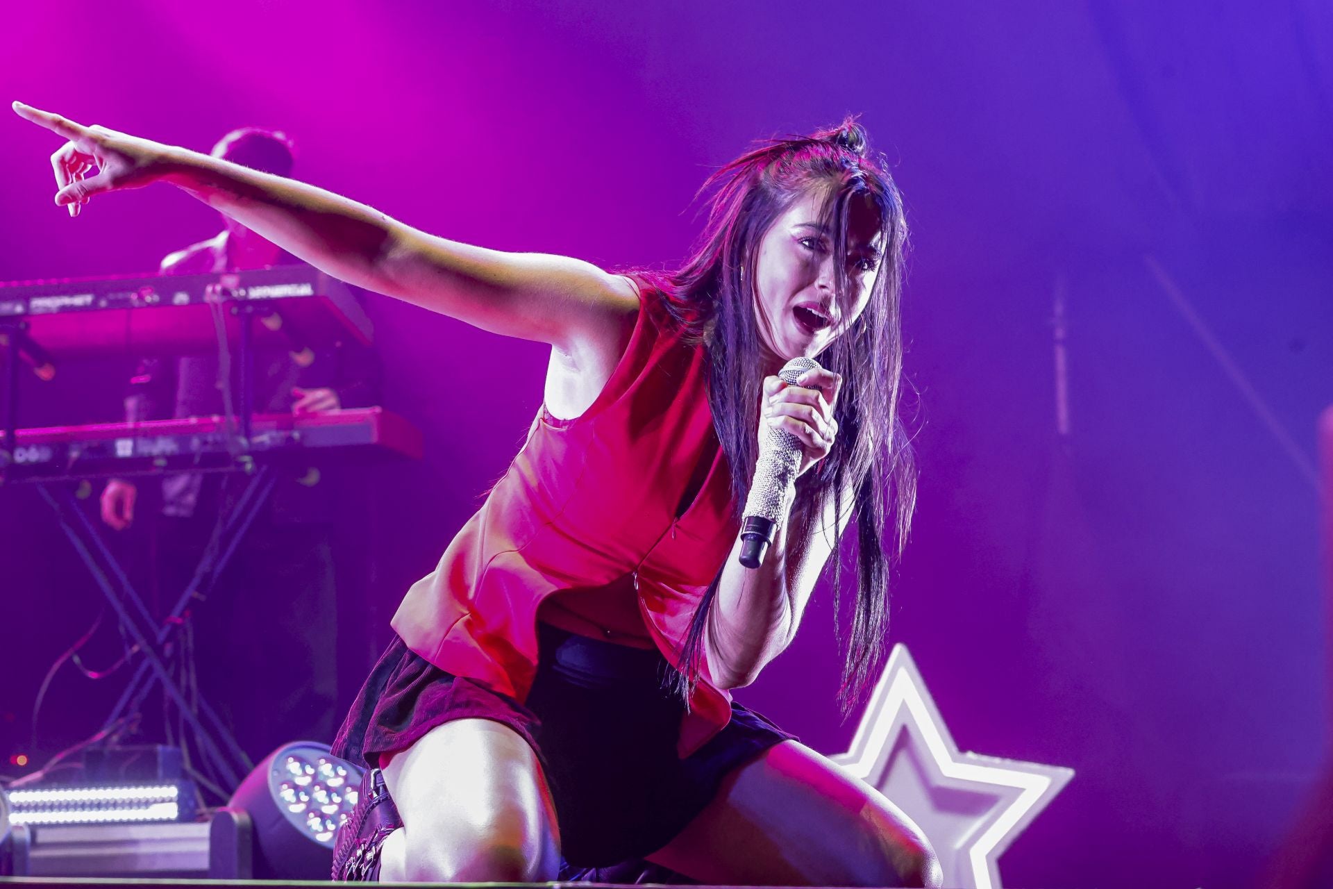 Lennis, Vicco, Chiara y Chanel cierran los conciertos de San Mateo con mucho ritmo latino