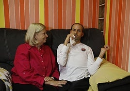 Carmen Aguiar, con su hijo Carlos, en casa.