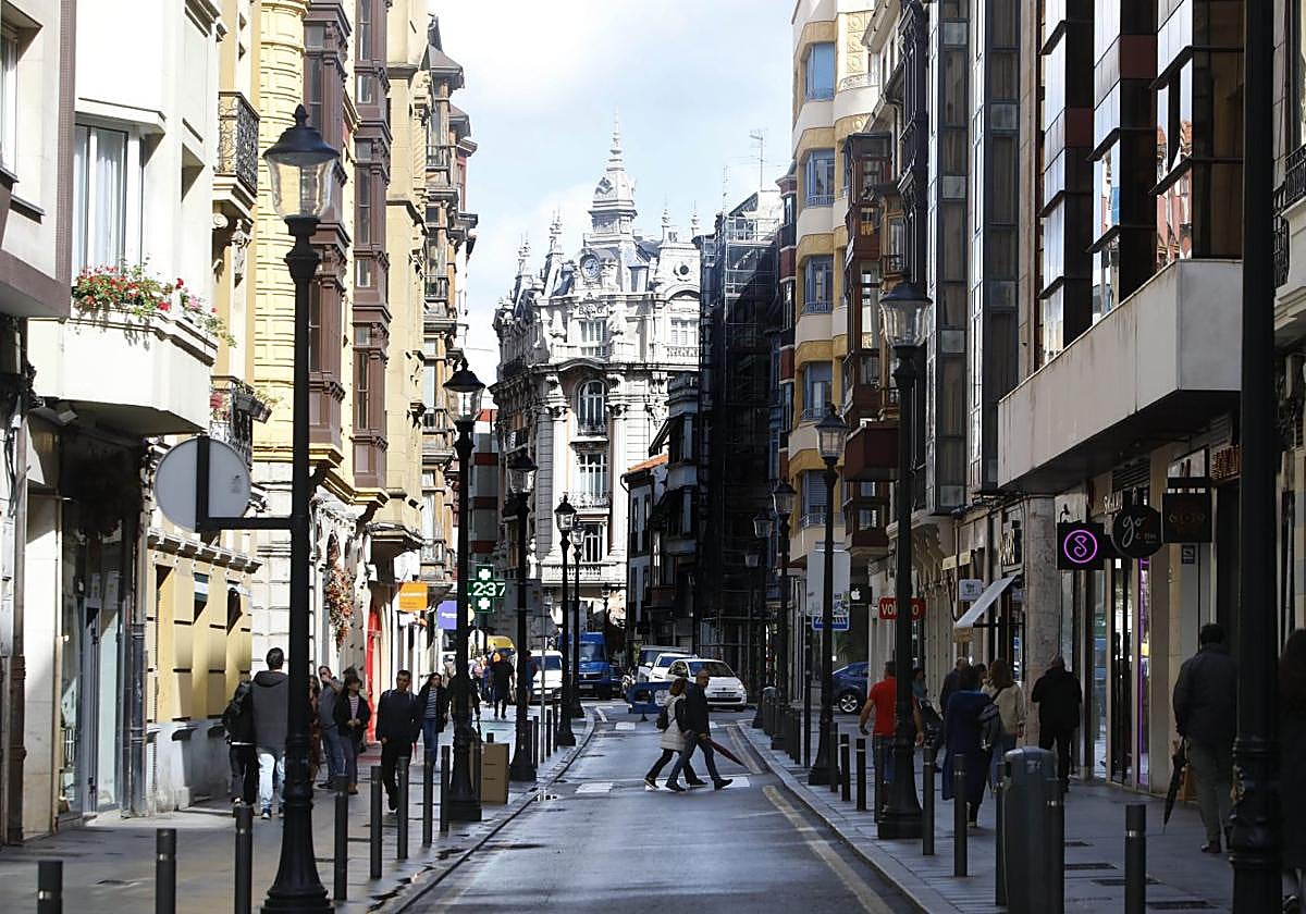 Tramo cerrado ayer de los Moros entre la intersección de Jovellanos y la plaza del Seis de Agosto.