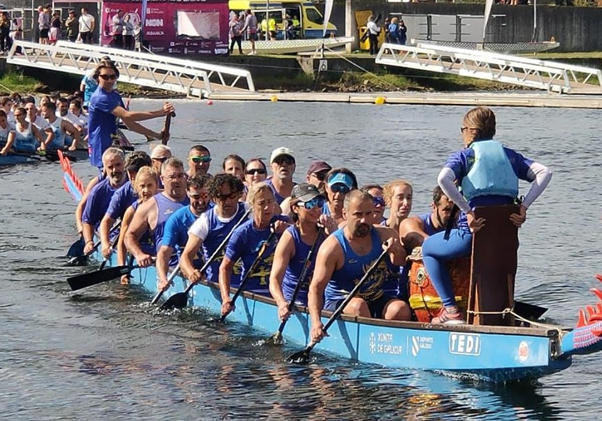 Uno de los barcos con el que el Asturias Dragón Boat logró el Campeonato de España el pasado fin de semana.