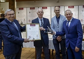 La entrega del diploma a Celestino Santos Buelna.