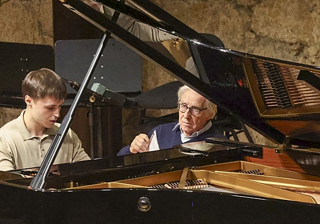 Joaquín Achúcarro y uno de los alumnos del Conservatorio Superior de Música, durante la clase que dio comienzo a la jornada.