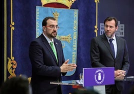 Adrián Barbón y Óscar Puente, durante una visita del ministro de Transportes a Asturias.
