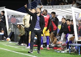 Dani Vidal da indicaciones durante el partido.