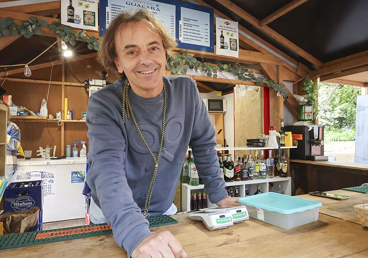 Imagen principal - 'Feri' Velasco, de la Guácara; Mateo Tuñón, de Lopita & Co; y José Manuel García, 'Manolito', de Parrilla Suiss, ofrecieron su balance de las fiestas,