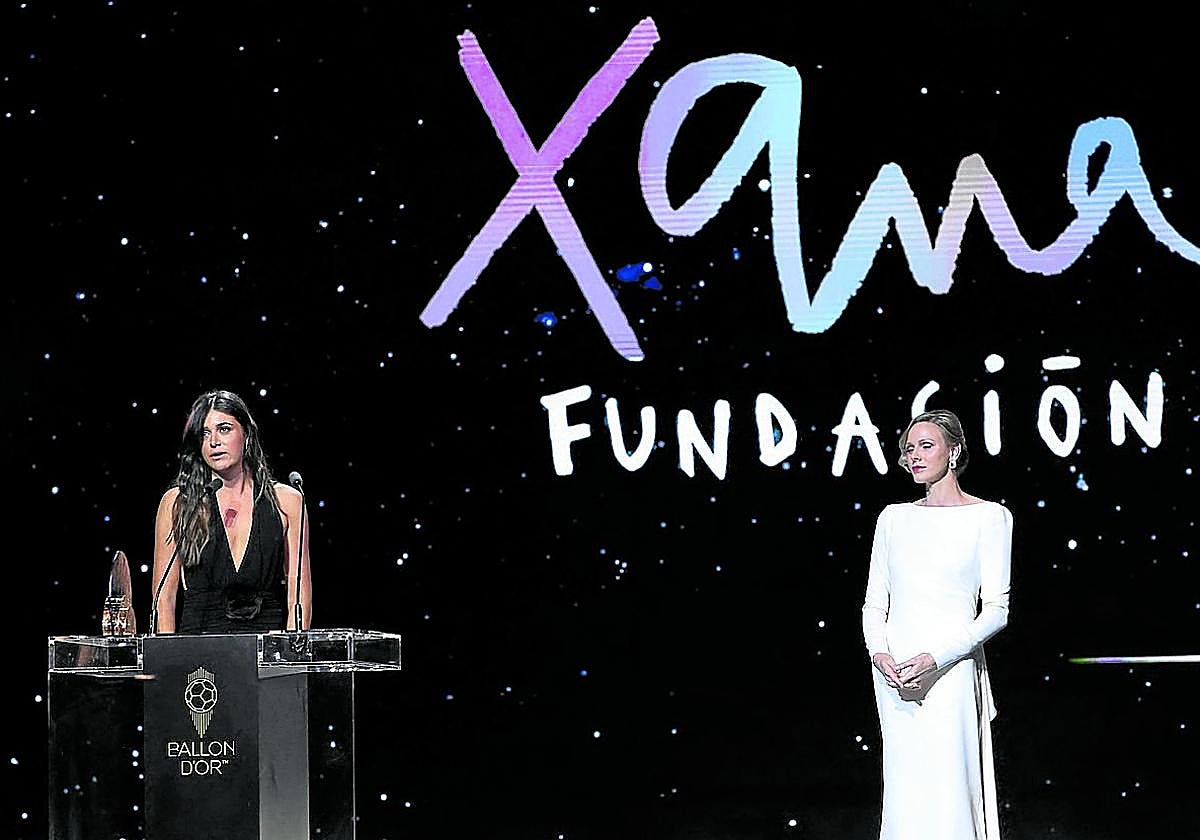 Sira Martínez, hija del técnico gijonés, recogió el premio en nombre de la organización.