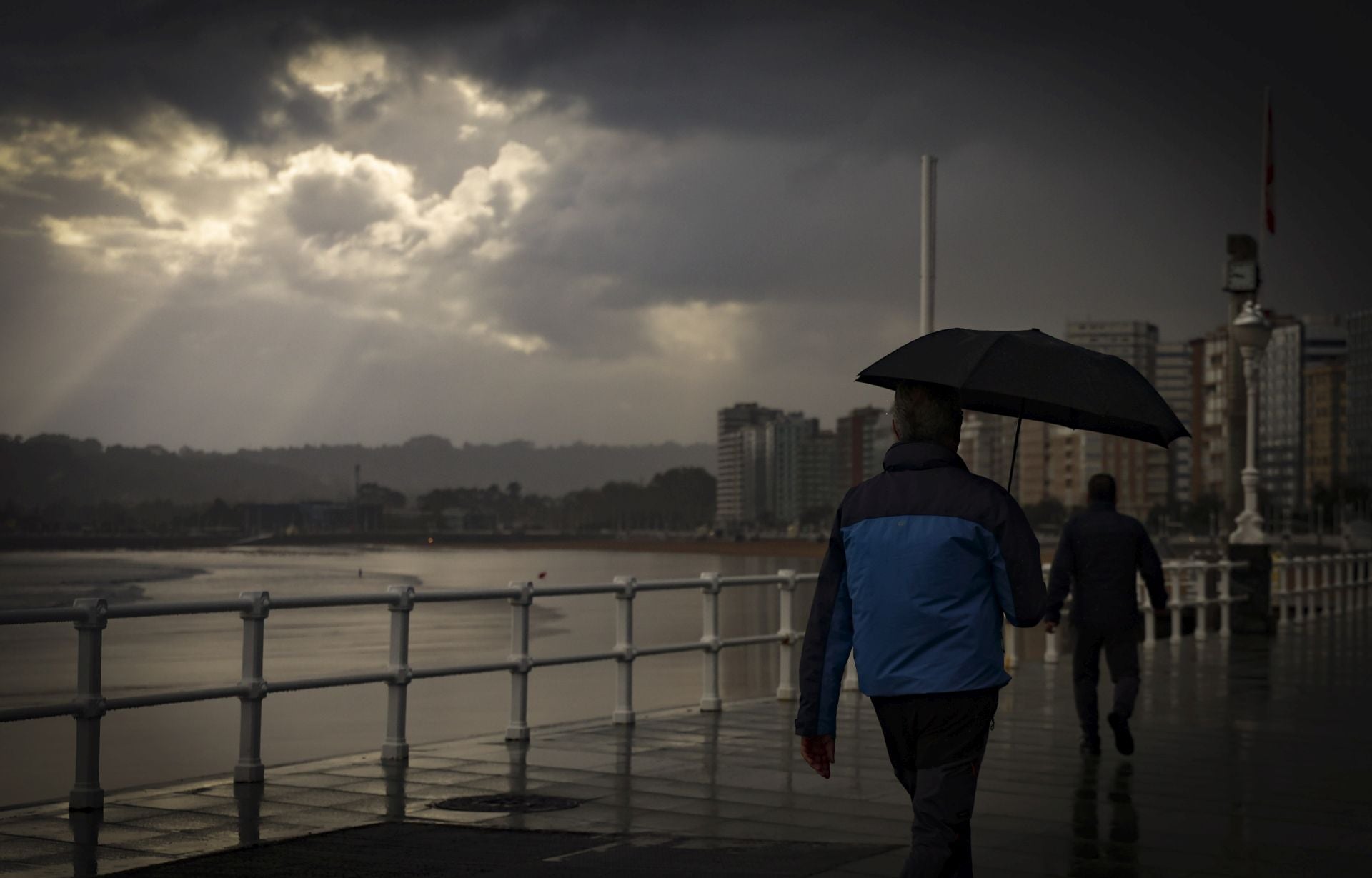 Lluvia, frío y viento: las imágenes de cómo Asturias da la bienvenida al otoño